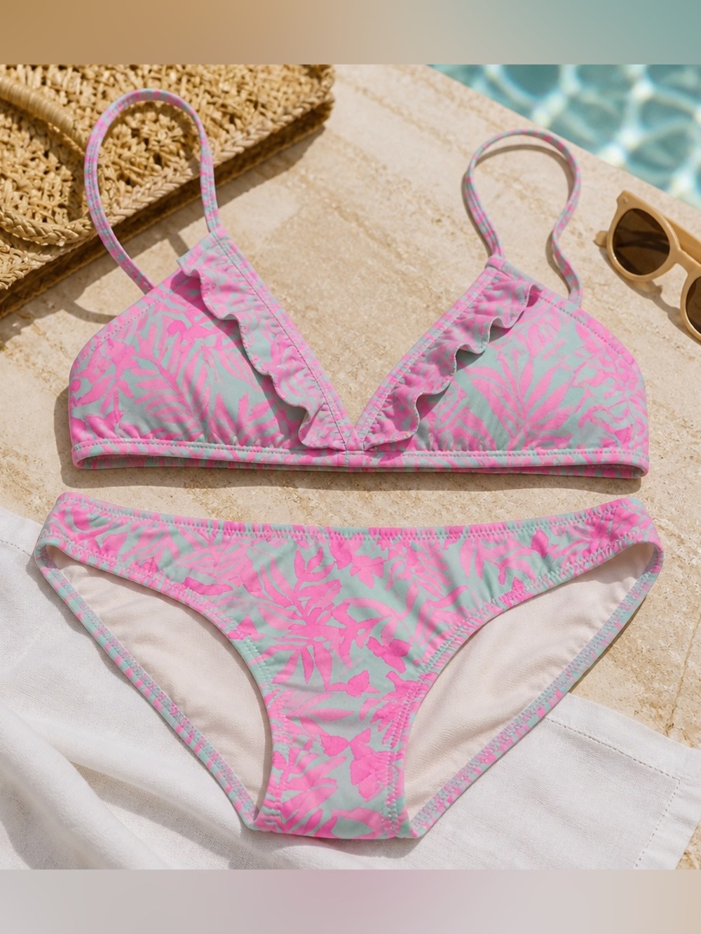 NWOT Vineyard Vines Woman’s Pink & Mint Tropical Ruffle Bikini size medium.